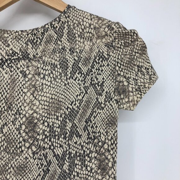 Aritzia Babaton Everyday T-Shirt in Light  Grey Smoke Snakeskin Print Size XXS - Picture 7 of 16